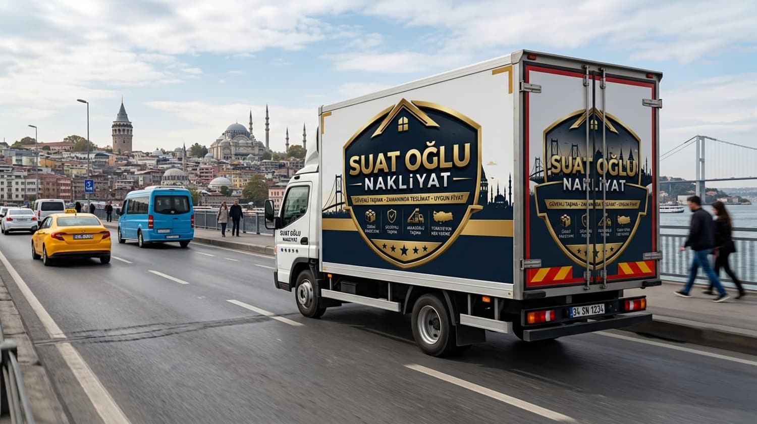 Suatoğlu Nakliyat kamyonu İstanbul’da Galata ve Boğaz Köprüsü manzarası önünde